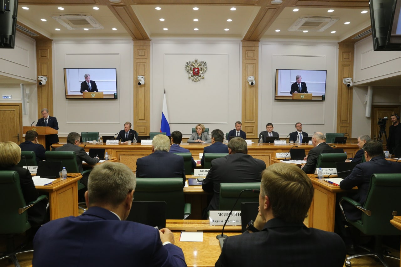 Вы сейчас просматриваете В Совете Федерации состоялась встреча сенаторов Российской Федерации с Министром транспорта РФ Виталием Савельевым в формате открытого диалога.