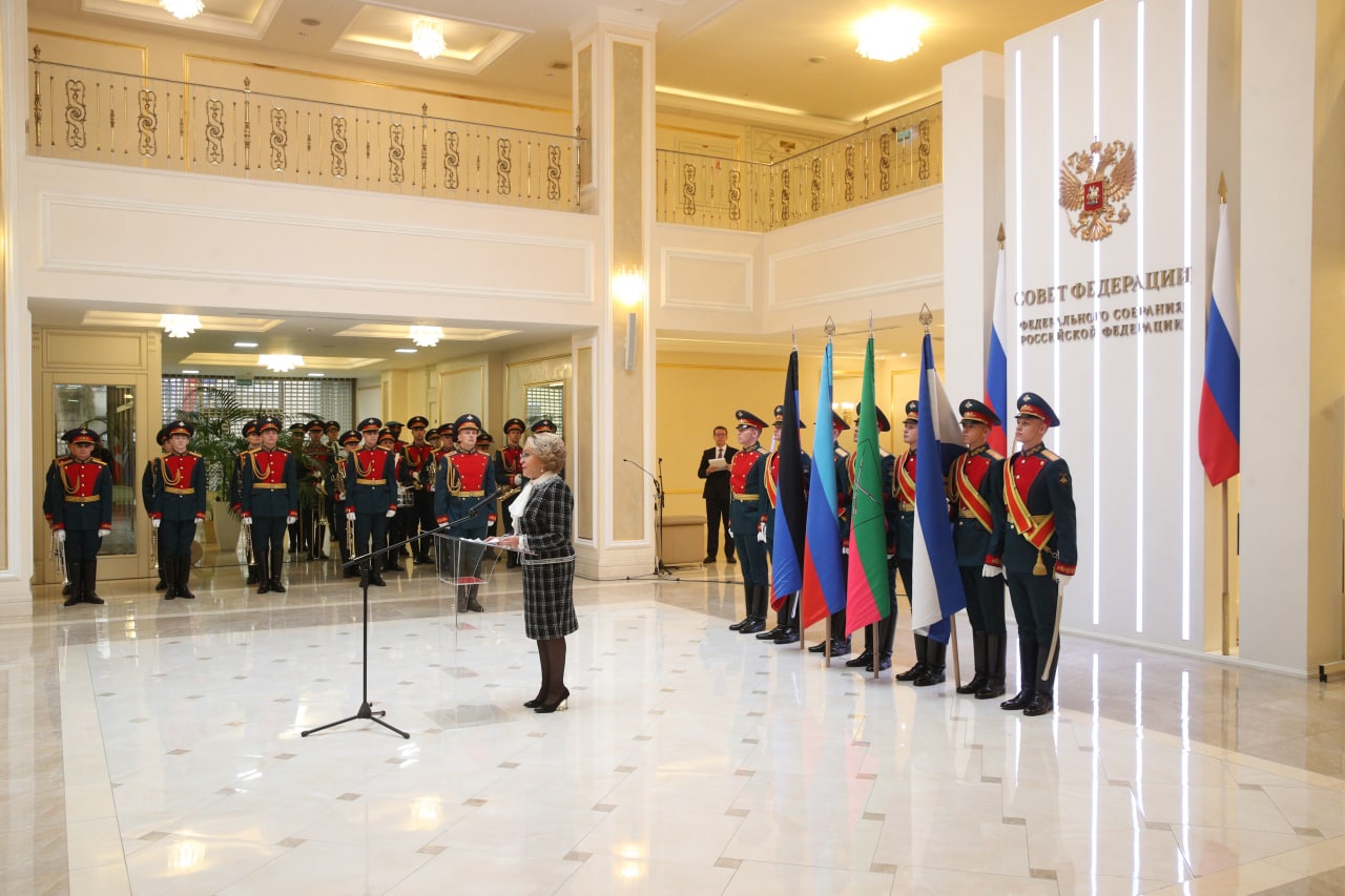 Вы сейчас просматриваете Сегодня принял участие в торжественной церемонии установки флагов новых субъектов Российской Федерации в галерее флагов Совета Федерации.