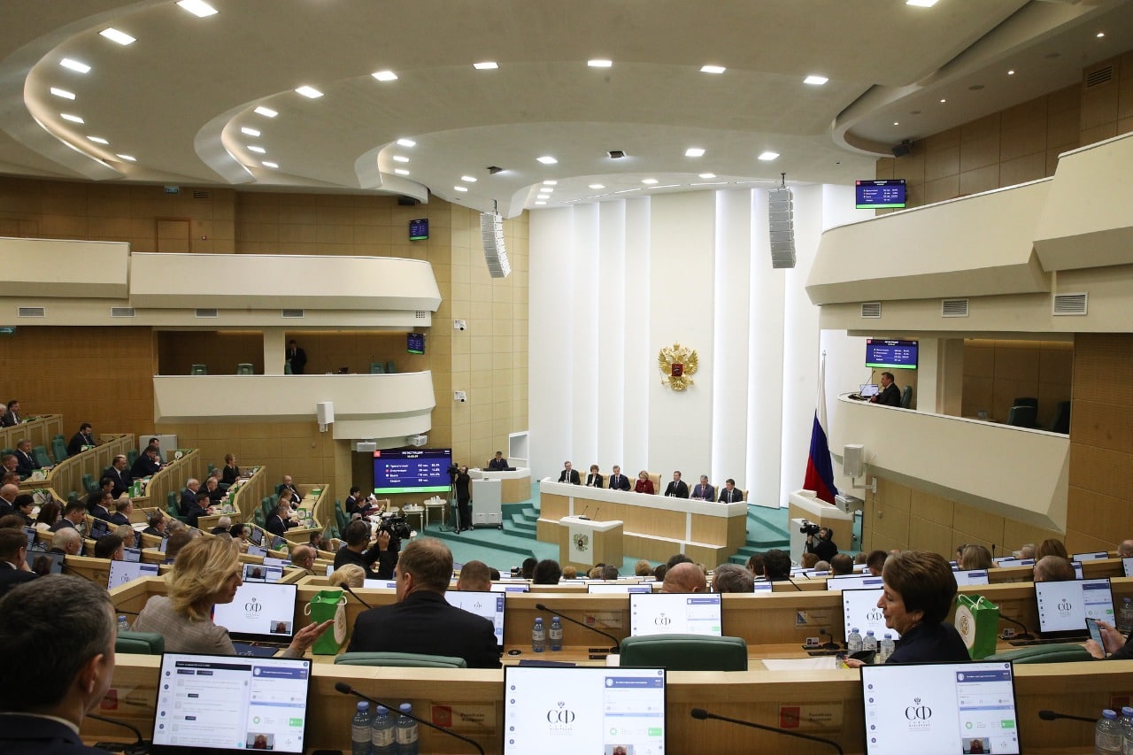 You are currently viewing Совет Федерации завершил работу в 2022 году. В следующий раз сенаторы соберутся на заседание уже в январе 2023 года.